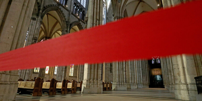 Ein rotes Absperrband ist vor den Eingang zu einer Kathedrale gespannt.