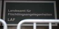 Schild mit "Landesamt für Flüchtlingsangelegenheiten": Wegen der Coronakrise kommen immer weniger Flüchtlinge nach Berlin.