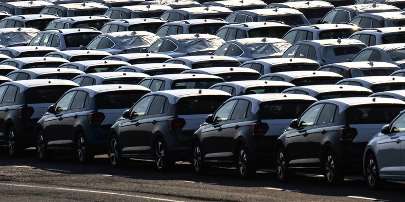 Geparkte Autos von VW im Hafe von Emden.