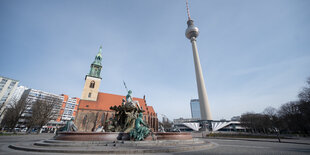 ein menschenleerer platz vor dem Fernsehturm