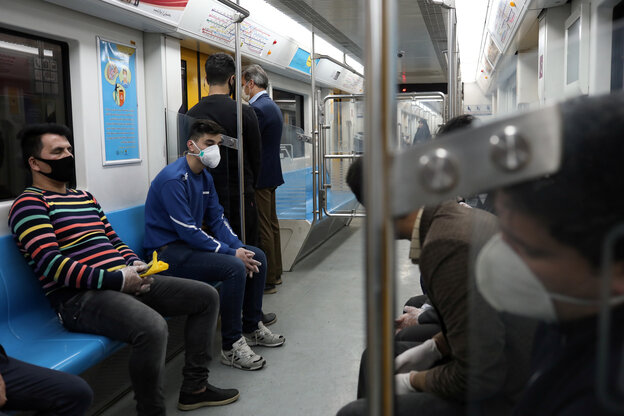 Menschen mit Mundschutz in der U-Bahn in Teheran.