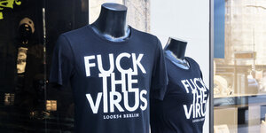 Schaufensterpuppen mit einem T-Shirt, auf dem "Fuck the Virus" steht.