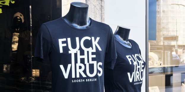 Schaufensterpuppen mit einem T-Shirt, auf dem "Fuck the Virus" steht.