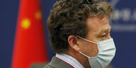 US-Journalist Steven Lee Myers trägt einen Mundschutz