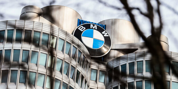 Das Logo von BMW ist auf dem Dach der BMW Zentrale München zu sehen.