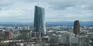 Die Zentrale der Europäischen Zentralbank (l, EZB) ragt aus dem Häusermeer im Frankfurter Osten heraus.