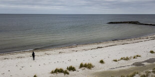 Wolken ziehen über den menschleeren Strand in Schönberg.