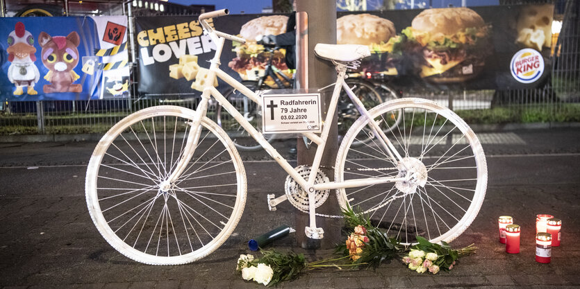 weisses Fahrrad und blumen für eine verkehrstote