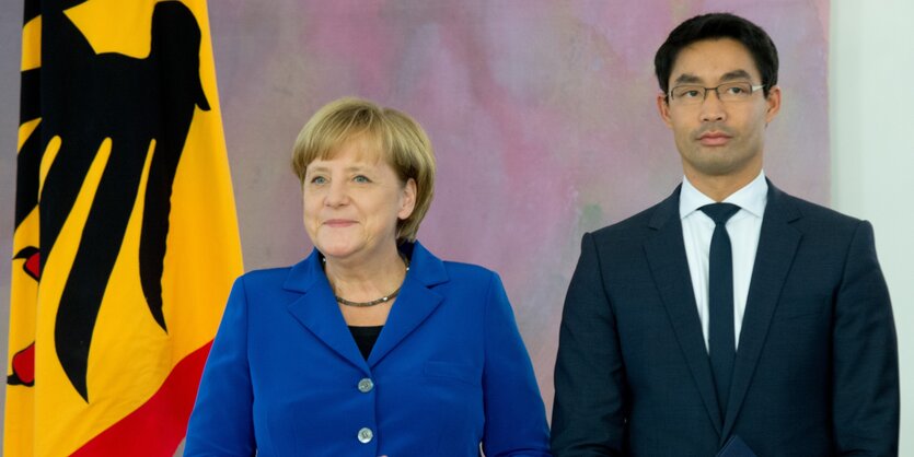 Bundeskanzlerin Angela Merkel (CDU) und der scheidende Bundeswirtschaftsminister Philipp Rösler (FDP) im Oktober 2013 im Schloss Bellevue in Berlin.