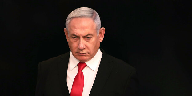 Benjamin Netanjahu vor schwarzem Hintergrund.