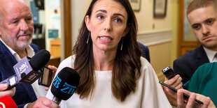 jacinda ardern, Premierministerin von Neuseeland, spricht in Mikrofone der Presse.