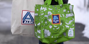 Zwei Tragetüten - eine von Aldi Nord, die andere von Aldi Süd