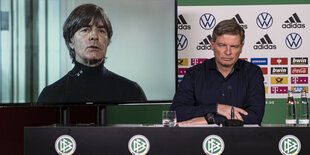 Jogi Löw auf einem Bildschirm, neben dem ein Mann mit ernstem Gesicht sitzt