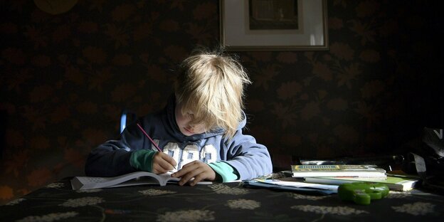 Ein Kind macht zu Hause Schulaufgaben