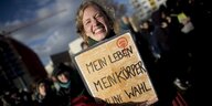 Eine Demonstrantin beim Frauentag 2019 in Berlin hält ein Plakat. Darauf steht: Mein Leben. Mein Körper. Meine Wahl