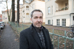 Ein Mann blickt in die Kamera Ein Mann blickt in die Kamera