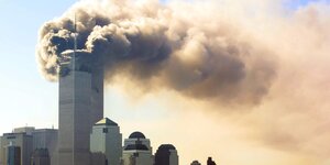 Das WOlrd Trade Center, zwei Hochhäuser in New York City, brennen am 11.9.2001