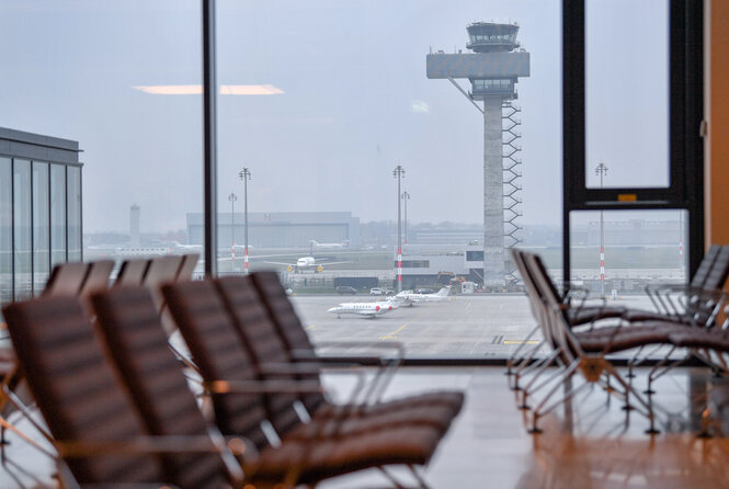 Leere Sitzplätze im Terminal BER