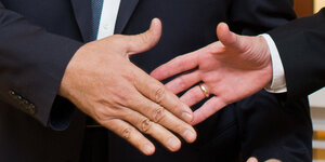 Zwei Hände kurz vor der Berühung beim Handschlag.