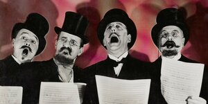 Das Bild zeigt vier singende Männer mit Zylindern in einer Fotoarbeit von John Heartfield, Entwurf für ein Theaterplakat.
