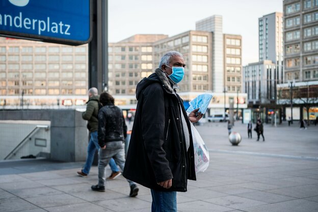 Mann verkauft Schutzmasken an einem U-Bahnhof.