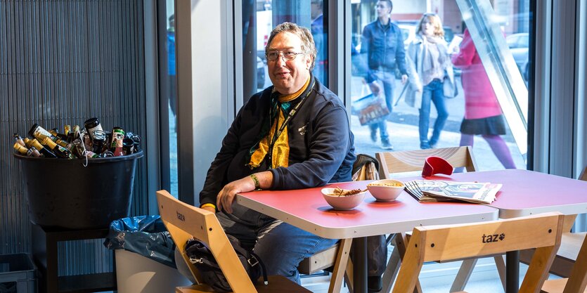 Ein mann sitzt im Cafe und wartet