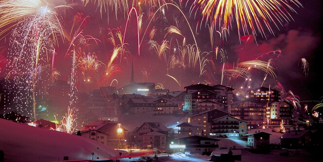 Ein Feuerwerk über dem Otz Ischgl in Österreich.