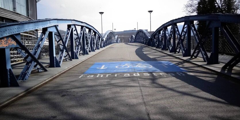 Eine leere Fahrradstraße in Freibzrg.