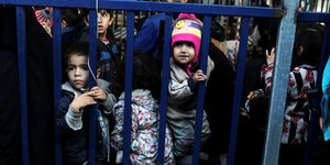 Kinder stehen am Zaun im Flüchtlingslager Moria auf Lesbos.