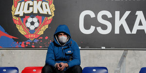 Fan mit Mundschutz im Stadion