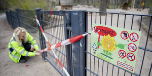 Ein rot-weißes Absperrband an einem Zauntor: Das Grünflächenamt Charlottenburg-Wilmersdorf sperrt im Volkspark Wilmersdorf einen Spielplatz