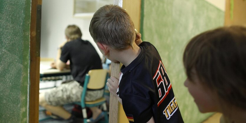 Kinder schauen in ein Zimmer hinein