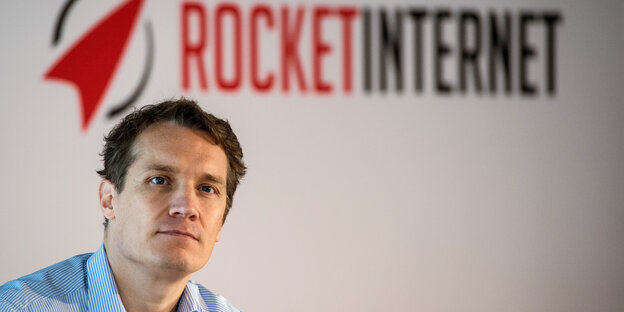 Rocket Internet kündigte Mietern trotz Corona: Oliver Samwer vor einem Firmen-Logo