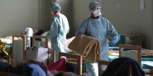 Krankenpfleger in Italien hetzten druch den raum voller Corona Patienten