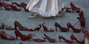 Rote Schuhe auf Straßenpflaster