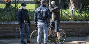 Polizist und Radfahrer