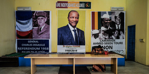 Wahlplakate in einem Büro