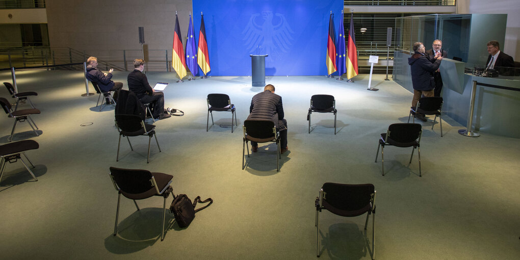 Pressekonferenz mit Journalisten im Kanzleramt.