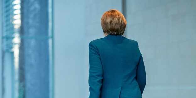 Bundeskanzlerin Merkel läuft einen Gang hinunter