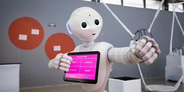 Ein Roboter kommuniziert mit Gästen in der Ausstellung „Out of Office"