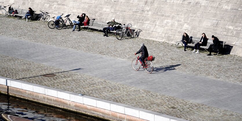 Menschen spazieren entlang der Spree