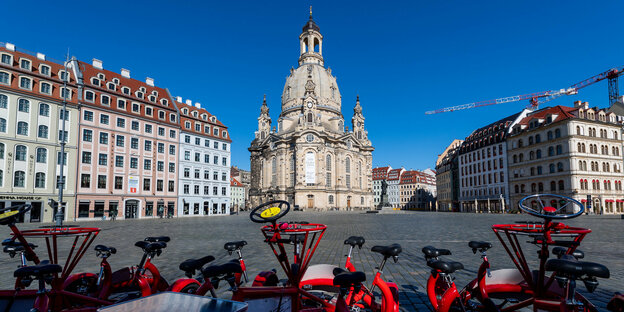 Blick auf den leeren Platz vor der Frauenkirche in Dresden