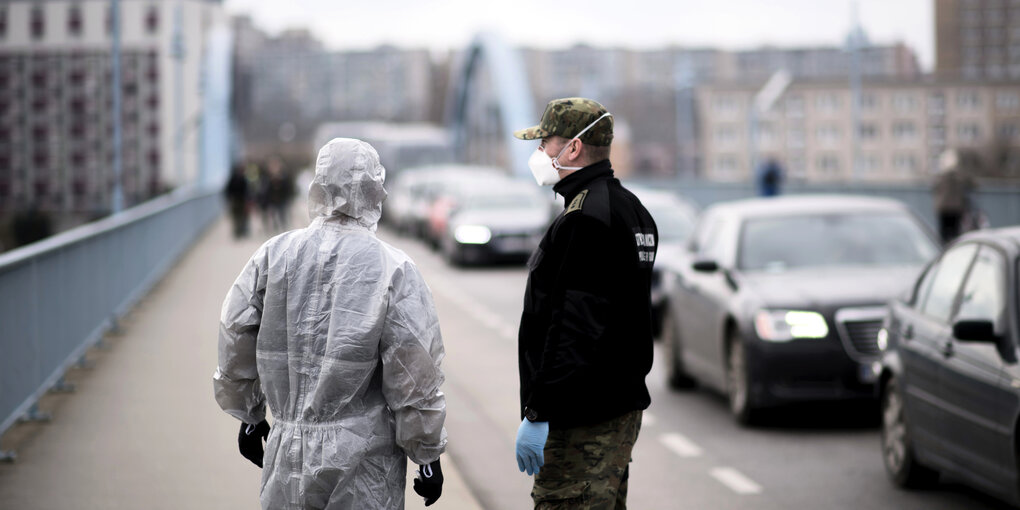 2 Personen auf einer Brücke