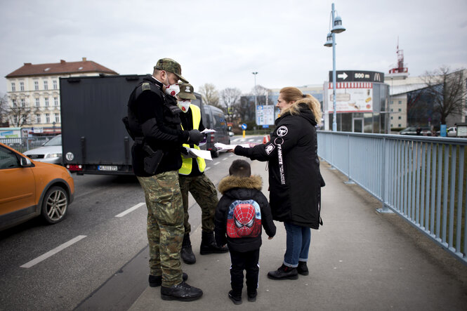 Kontrolle von Fußgängern auf Brücke