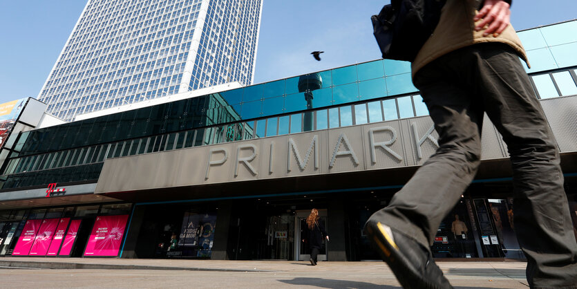 Ein Mann geht in Stuttgart vor einem geschlossenen Geschäft der Modekette Primark entlang.