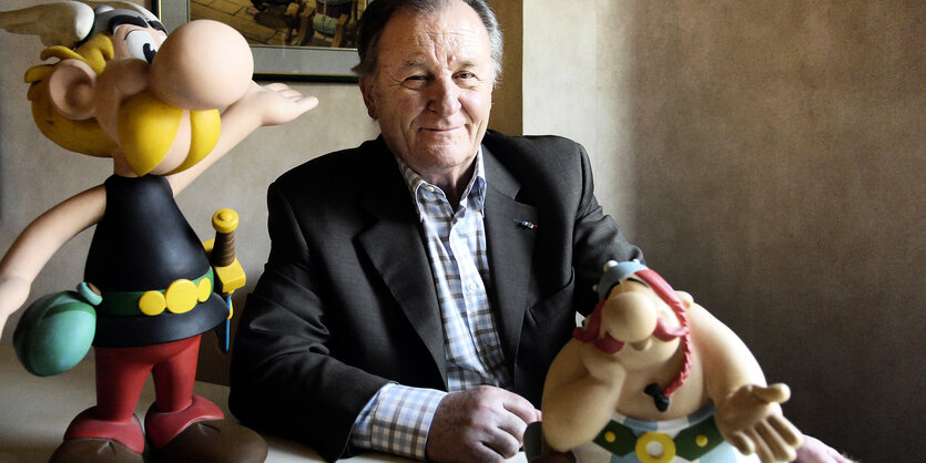 Uderzo mit seinen Figuren Asterix und Obelix