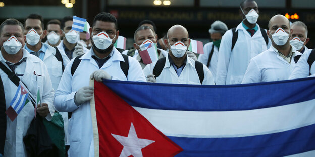 Ärzte mit der cubanischen Flagge