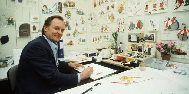 uderzo in seinem büro, im Hintergrund sieht seine Zeichnungen von Astgerix und Obelix und anderen Figuren