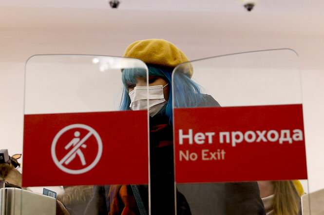 Frau mit Mundschutz in der Metro in Moskau.