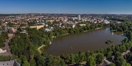 Das Luftbild Panorama zeigt den Schlosteich mit der Schlosteichinsel in Chemnitz